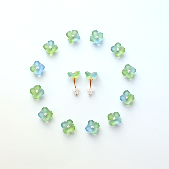 ヴィンテージガラスとパール｜透明な花のピアス/ノンホールピアス［グリーンブルー］サージカルステンレス/チタン 2枚目の画像