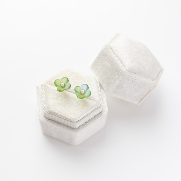 ヴィンテージガラスとパール｜透明な花のピアス/ノンホールピアス［グリーンブルー］サージカルステンレス/チタン 5枚目の画像