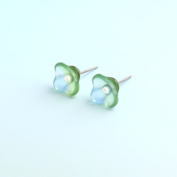 ヴィンテージガラスとパール｜透明な花のピアス/ノンホールピアス［グリーンブルー］サージカルステンレス/チタン 1枚目の画像