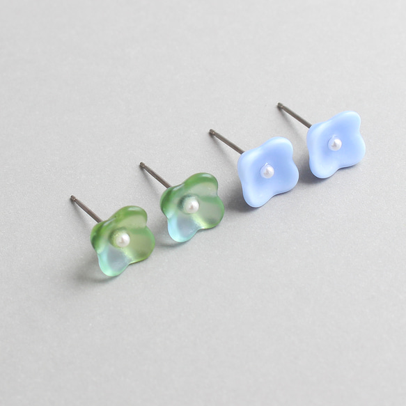 ヴィンテージガラスとパール｜透明な花のピアス/ノンホールピアス［グリーンブルー］サージカルステンレス/チタン 4枚目の画像