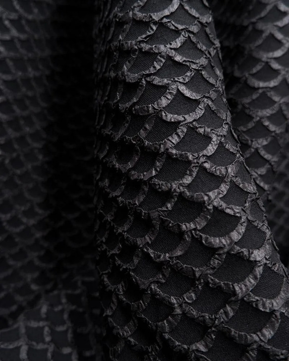 生地 布 黒い魚の鱗です ジャカード織りの生地 ☆生地幅約150cm×長さ50cm☆ 連続カット可 3枚目の画像