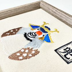 兜をかぶったキンカチョウ「キンカブト」の額装刺繍 5枚目の画像