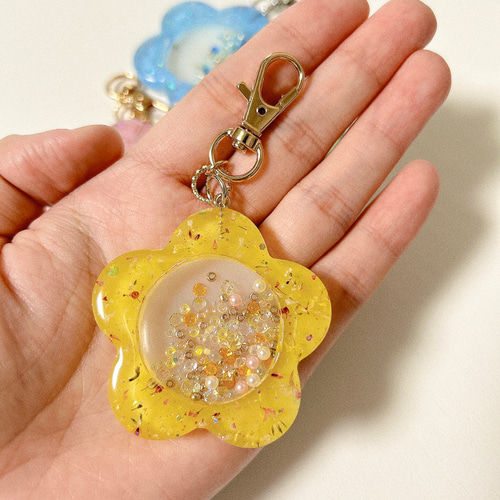 お花のクマちゃんキーホルダー♪ 🫧ガラスのようにきらめく 花くまちゃん🧸🫧 ⁡ ⁡ ⁡ ひとつひとつに