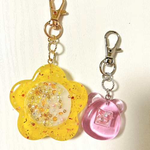 お花のクマちゃんキーホルダー♪ お花のクマちゃんキーホルダー♪ レジン】ドライフラワーを封入して