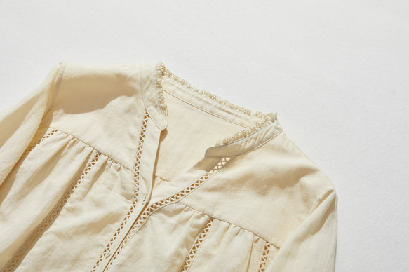 精緻階梯蕾絲設計V領亞麻襯衫 100%亞麻 淡黃色 240403-3 第2張的照片