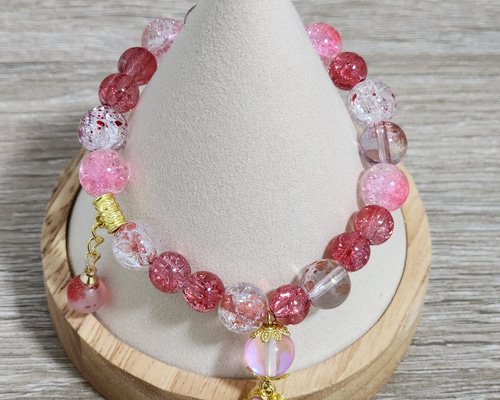 n e n e。♡ ビーズブレスレット 大人気》ビーズブレスレット ✧ お花とふたごのさくらんぼ