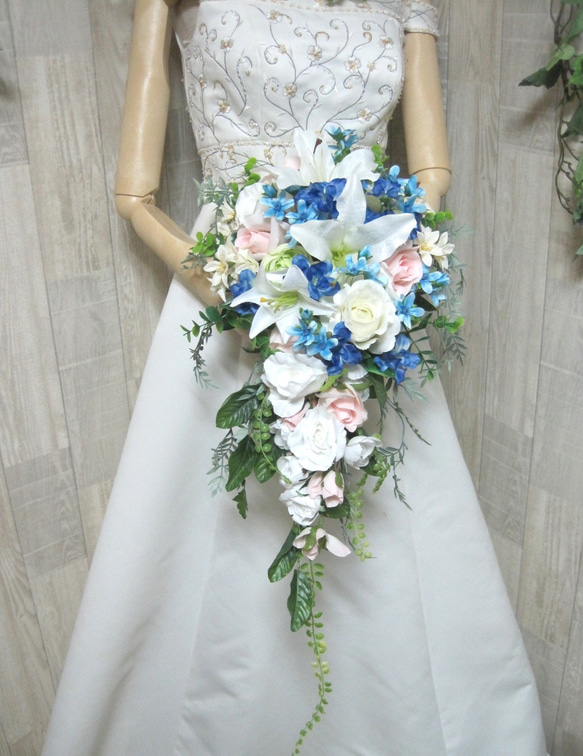 カサブランカのキャスケードブーケ♪ブートニア付き♪生花みたいに綺麗な造花です♪高品質なのに安い バラ デルフィニューム #ダリア #カラー #カラーリリー