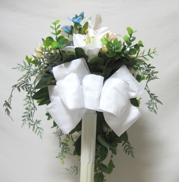 カサブランカのキャスケードブーケ♪ブートニア付き♪生花みたいに綺麗な造花です♪高品質なのに安い バラ デルフィニューム #ダリア #カラー #カラーリリー