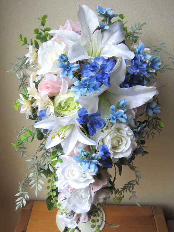 カサブランカのキャスケードブーケ♪ブートニア付き♪生花みたいに綺麗な造花です♪高品質なのに安い バラ デルフィニューム #ダリア #カラー #カラーリリー