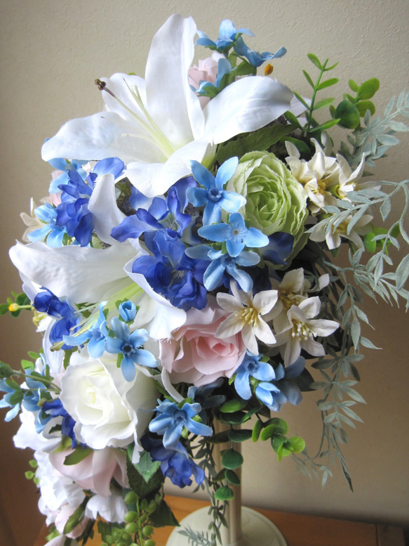 カサブランカのキャスケードブーケ♪ブートニア付き♪生花みたいに綺麗な造花です♪高品質なのに安い バラ デルフィニューム #ダリア #カラー #カラーリリー