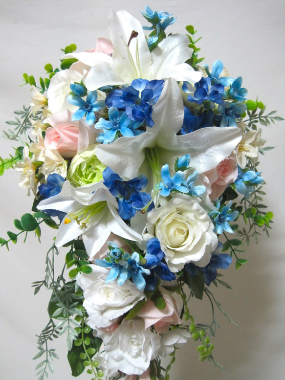 カサブランカのキャスケードブーケ♪ブートニア付き♪生花みたいに綺麗な造花です♪高品質なのに安い バラ デルフィニューム #ダリア #カラー #カラーリリー