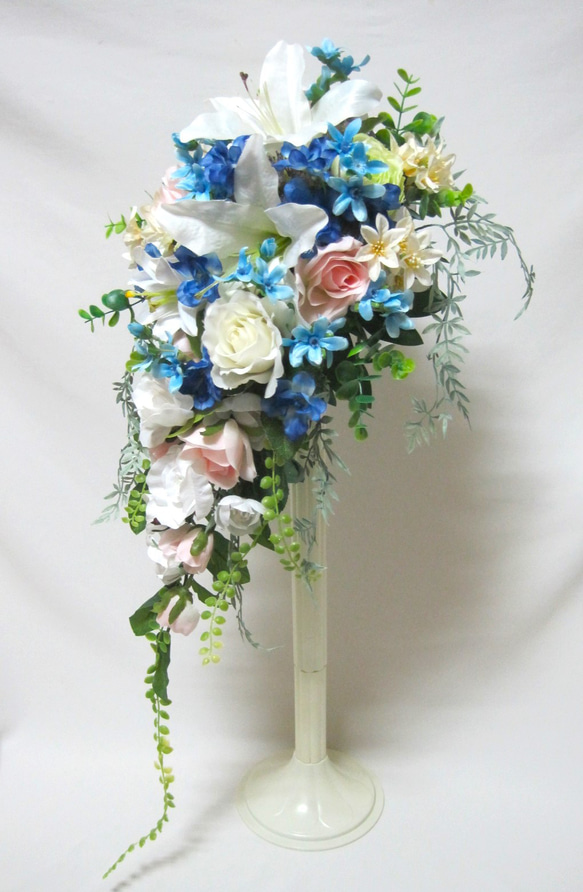 カサブランカのキャスケードブーケ♪ブートニア付き♪生花みたいに綺麗な造花です♪高品質なのに安い バラ デルフィニューム #ダリア #カラー #カラーリリー