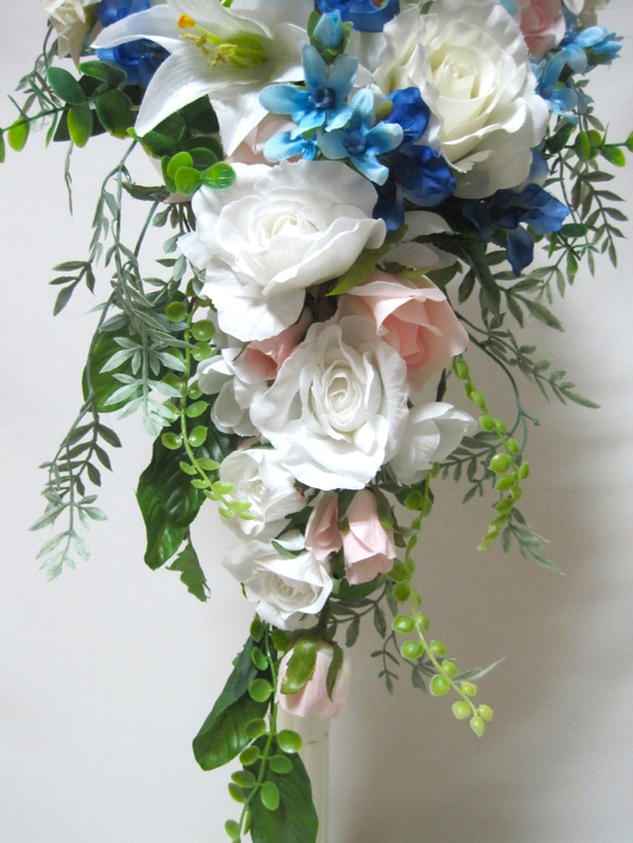 カサブランカのキャスケードブーケ♪ブートニア付き♪生花みたいに綺麗な造花です♪高品質なのに安い バラ デルフィニューム #ダリア #カラー #カラーリリー