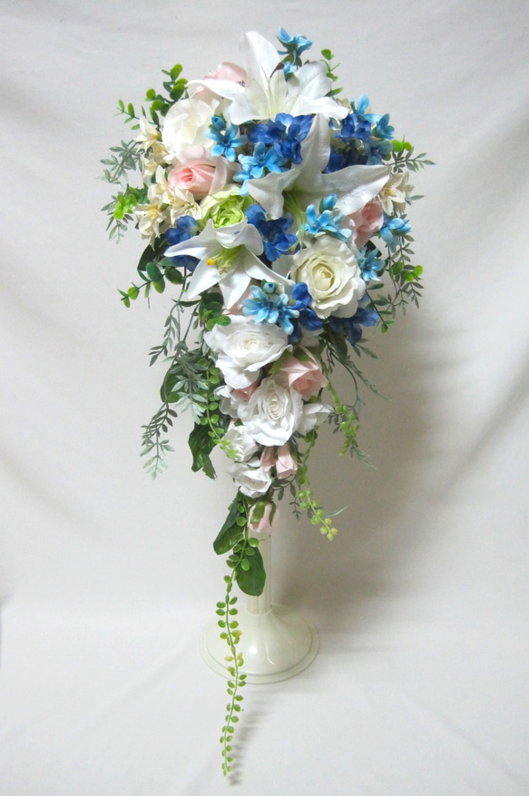 カサブランカのキャスケードブーケ♪ブートニア付き♪生花みたいに綺麗な造花です♪高品質なのに安い バラ デルフィニューム #ダリア #カラー #カラーリリー