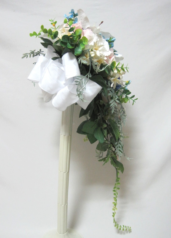 カサブランカのキャスケードブーケ♪ブートニア付き♪生花みたいに綺麗な造花です♪高品質なのに安い バラ デルフィニューム #ダリア #カラー #カラーリリー