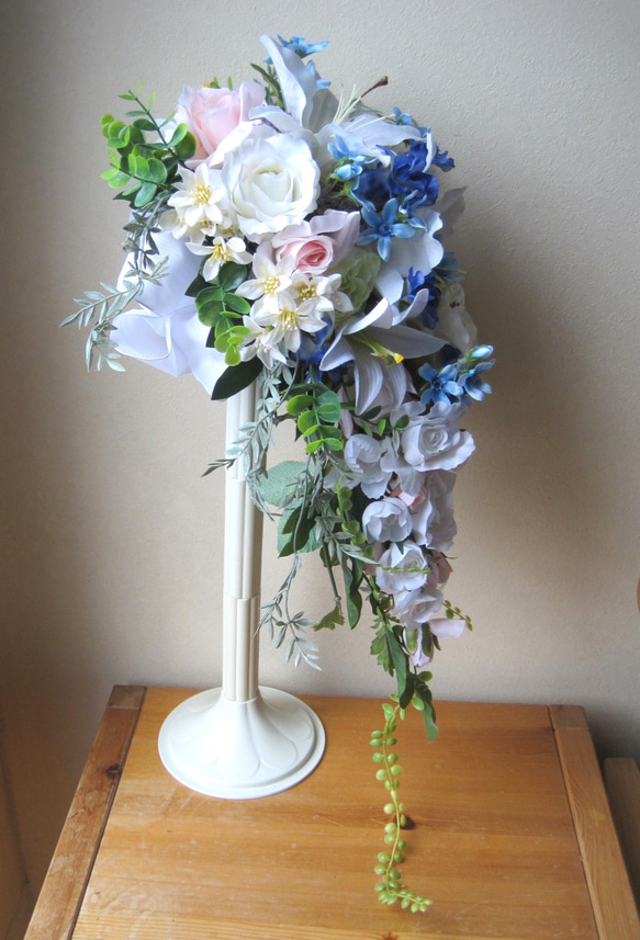 カサブランカのキャスケードブーケ♪ブートニア付き♪生花みたいに綺麗な造花です♪高品質なのに安い バラ デルフィニューム #ダリア #カラー #カラーリリー