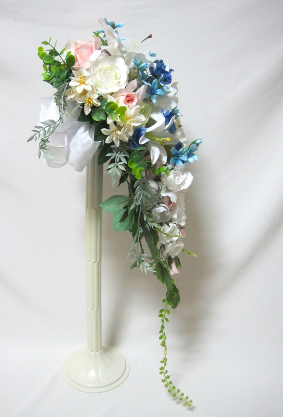 カサブランカのキャスケードブーケ♪ブートニア付き♪生花みたいに綺麗な造花です♪高品質なのに安い バラ デルフィニューム #ダリア #カラー #カラーリリー