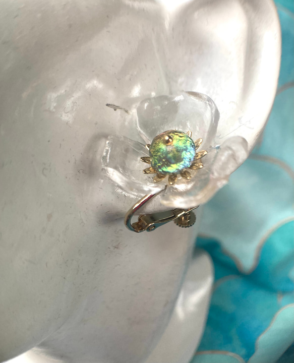 透明花朵耳環，彩虹色 Vitrail 花芯 第3張的照片
