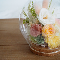 淡い花々 ガラスドームのアレンジメント glass dome arrangement 4枚目の画像