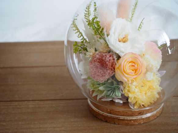 淡い花々 ガラスドームのアレンジメント glass dome arrangement 4枚目の画像