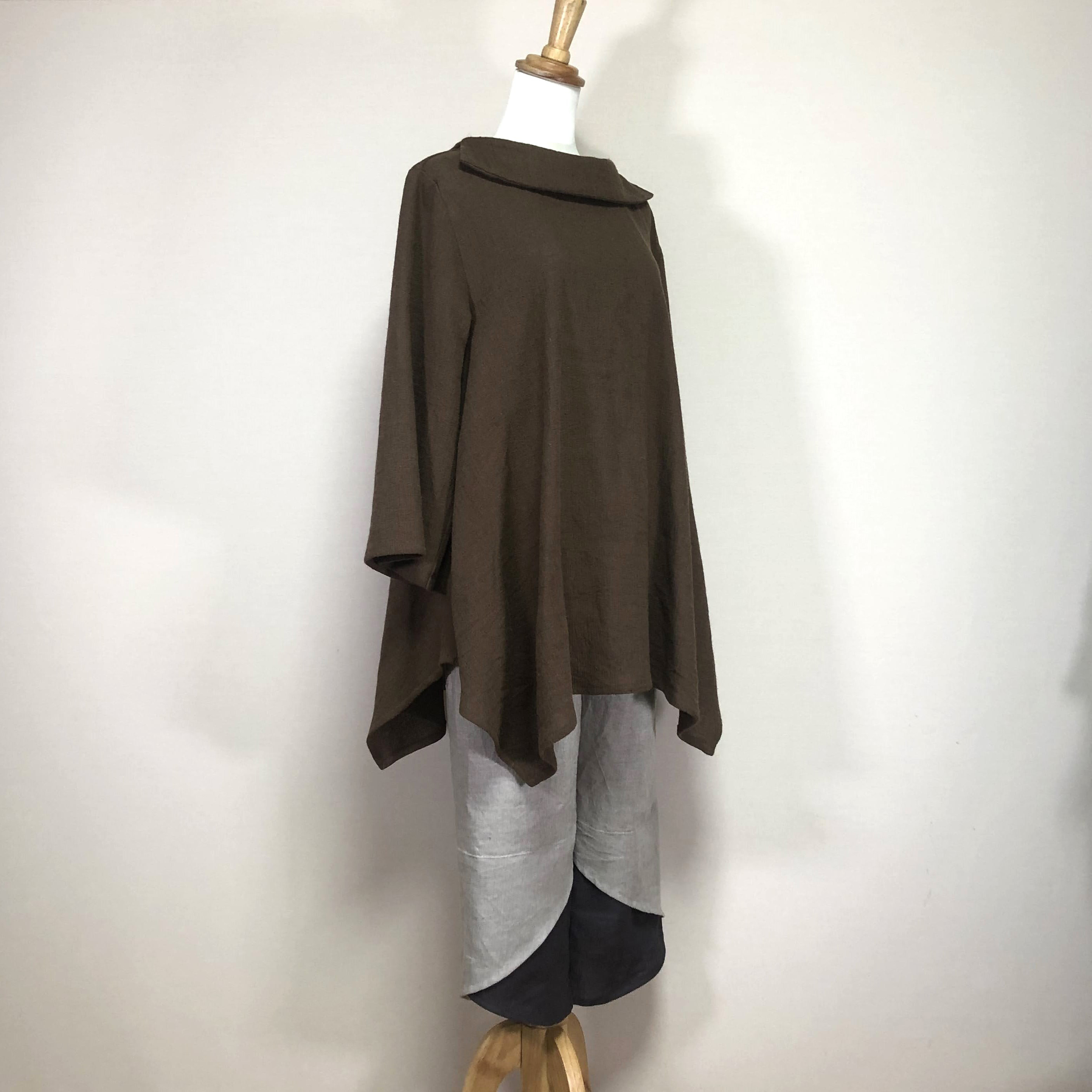 ロールカラーのフレアブラウス◆【ラフクロス（ハーフリネン）チョコレート】◆フリーサイズ