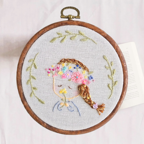 刺繍フレ―ム  花かんむりの少女 1枚目の画像