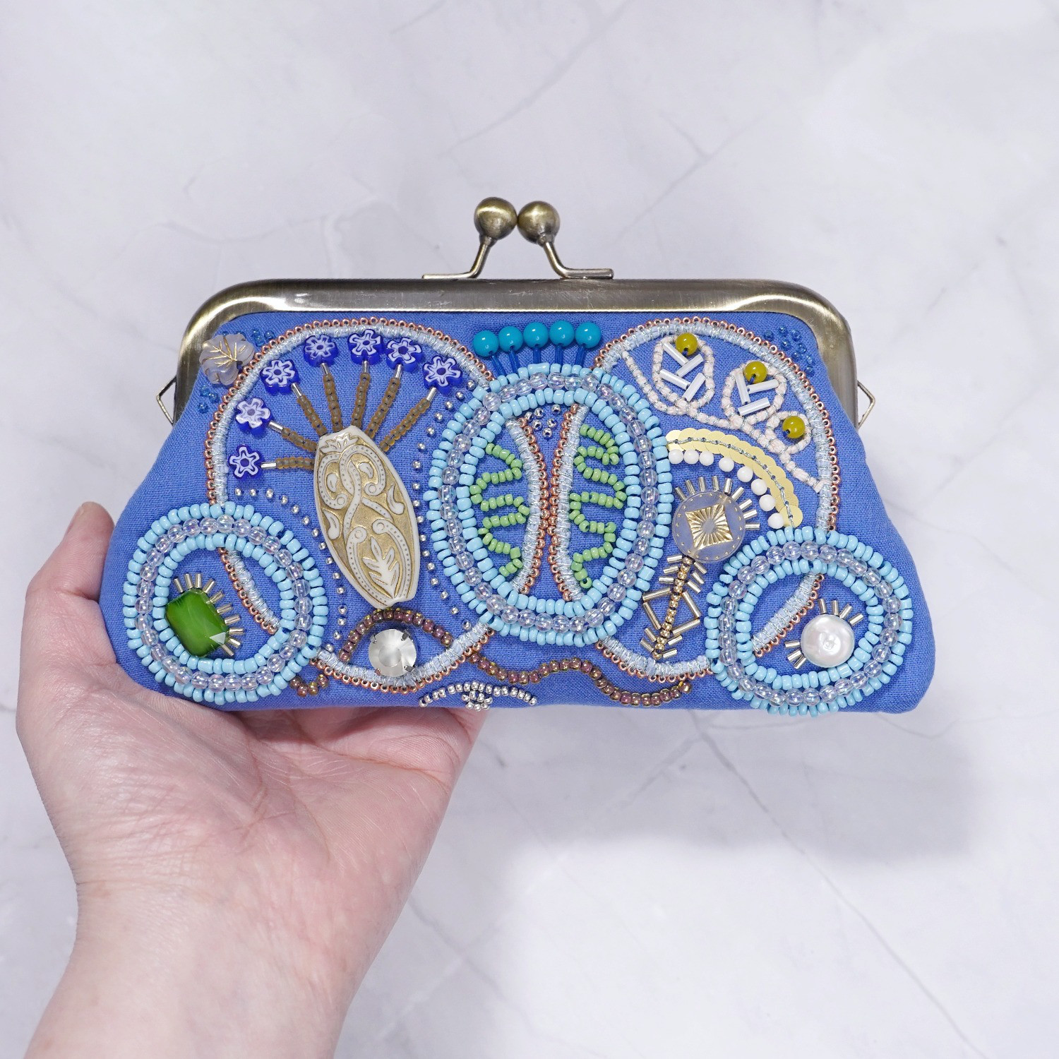 ビーズ刺繍のがま口 No.7｜ブルー｜ガーゼ素材｜マチなしポーチ｜カード収納可｜手刺繍｜一点もの｜ギフトに