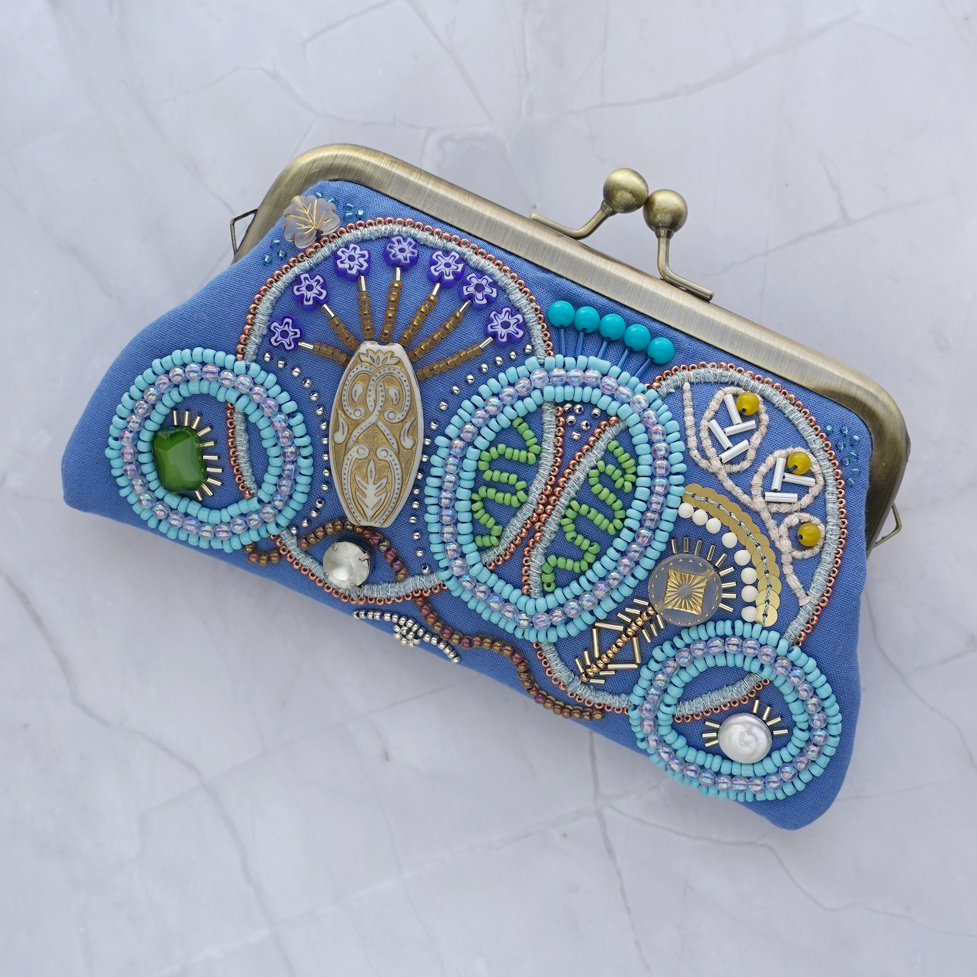 刺繍がま口ポーチバッグ　青色のローズ　ハンドメイド フレームローズ刺繍クロップドがま口バッグ/an another angelus