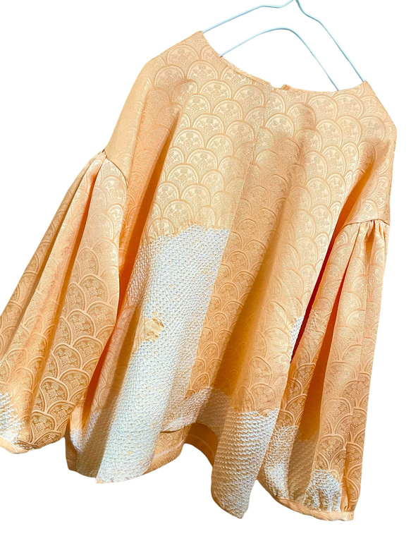 送料無料 着物 リメイク ゆるふわ 大人かわいい 正絹 絞り プルオーバー ブラウス ハンドメイド 3枚目の画像