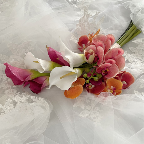 カラー、胡蝶蘭、ウェディングブーケ、ブートニア付きブーケ ブーケ