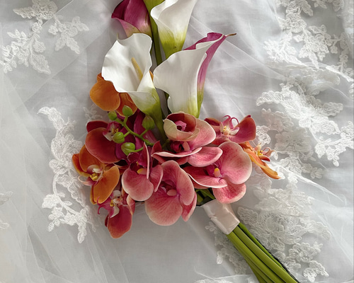 カラー、胡蝶蘭、ウェディングブーケ、ブートニア付きブーケ