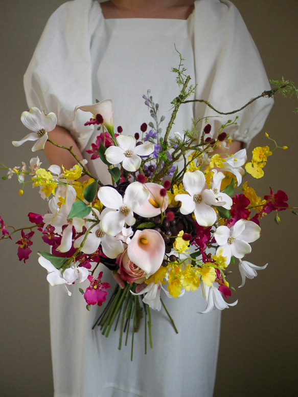 和装 前撮り ブーケ 造花｜白無垢・色打掛・袴｜ピンク×ボルドー 造花 結婚式 和装に合わせるブーケやアイテムが見たい！先輩花嫁さんのおしゃれ実例