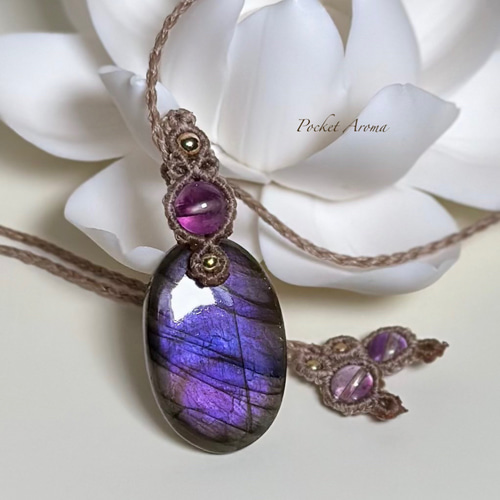 紫夢』ラブラドライトドロップとファントムアメジストのマクラメ