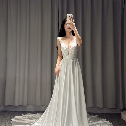 エレガント オフホワイト キャミソール Vネック キラキラ 背中見せ  