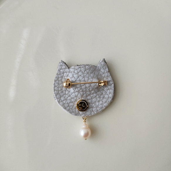 【再販】おしゃまな猫のブローチ ハチワレ オートクチュールビーズ刺繍 bi-color cat smile brooch 4枚目の画像