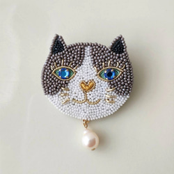 【再販】おしゃまな猫のブローチ ハチワレ オートクチュールビーズ刺繍 bi-color cat smile brooch 1枚目の画像
