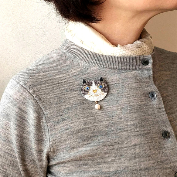 【再販】おしゃまな猫のブローチ ハチワレ オートクチュールビーズ刺繍 bi-color cat smile brooch 2枚目の画像