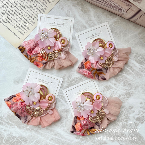 桜色刺繍リボンとフリンジリボンのポニーフック 桜のボタン