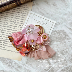 桜色刺繍リボンとフリンジリボンのポニーフック　桜のボタンアクセサリー　桜色のヘアアクセサリー 1枚目の画像