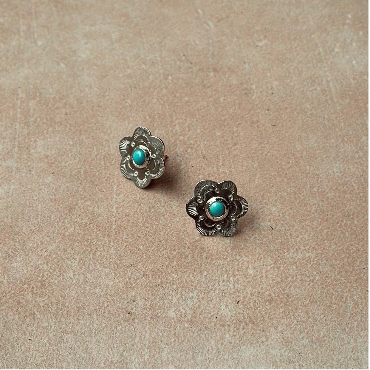 オリジナルフラワーコンチョ×キングマンターコイズポストピアス彫金シルバー950silverインディアンジュエリー人気