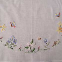 ドイツの手仕事/たくさんのお花が咲く野原とちょうの手刺繍 テーブルクロス・コットン生地 未使用 (ヴィンテージ) 6枚目の画像