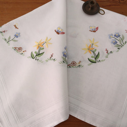 ドイツの手仕事/たくさんのお花が咲く野原とちょうの手刺繍 テーブルクロス・コットン生地 未使用 (ヴィンテージ) 1枚目の画像