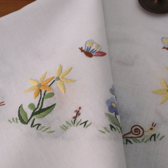 ドイツの手仕事/たくさんのお花が咲く野原とちょうの手刺繍 テーブルクロス・コットン生地 未使用 (ヴィンテージ) 16枚目の画像