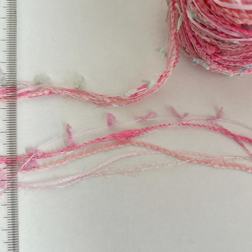 引き揃え毛糸玉*ピンクmix ×カラフルスラリットリボン 毛糸 Decora