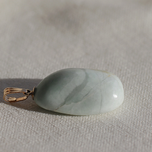 糸魚川翡翠 白色 ペンダントトップ 17mm ［a052］ ペンダントトップ