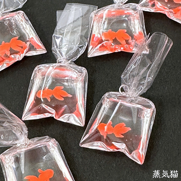 夏祭りの金魚すくいチャーム4個【金魚 レジン ピアス イヤリング ハンドメイド用アクセサリーパーツ素材】 1枚目の画像