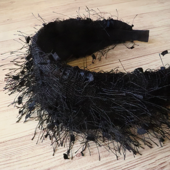 シャギーフリンジのシンプル幅広カチューシャ（ブラック） 3枚目の画像