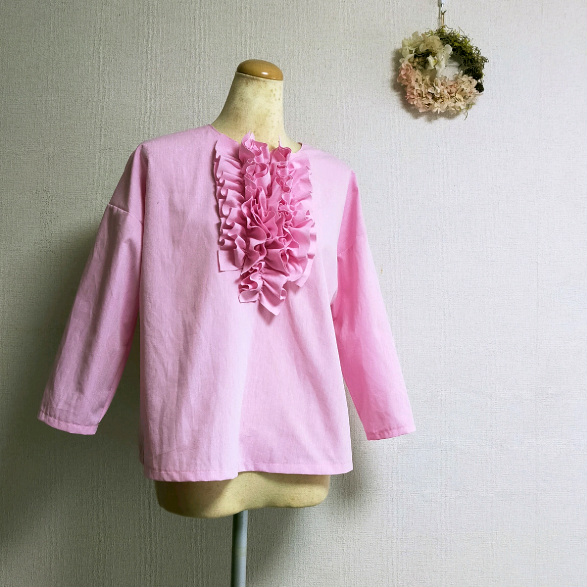 胸元フリルのブラウス