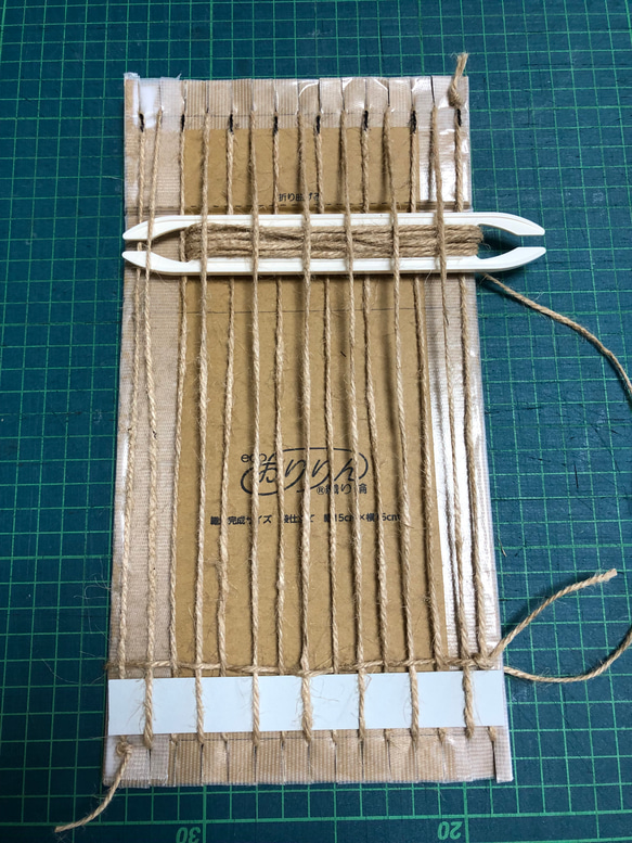 初心者でも簡単に輪織りが楽しめるダンボール板の簡単織り機「ecoおりりん」 4枚目の画像