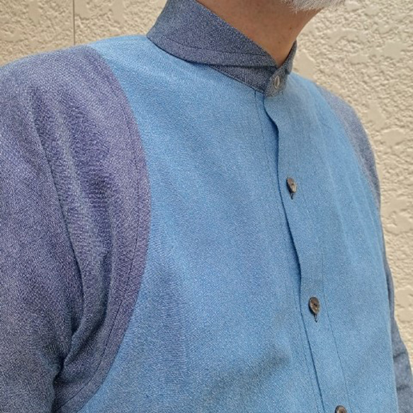 長袖残糸シャンブレー丸衿シャツ（ブルー×ネイビー） 4枚目の画像